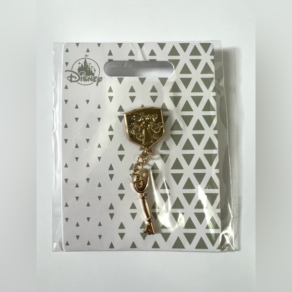 Disney Store Golden Key and Lock Pin - Picture 6 of 6